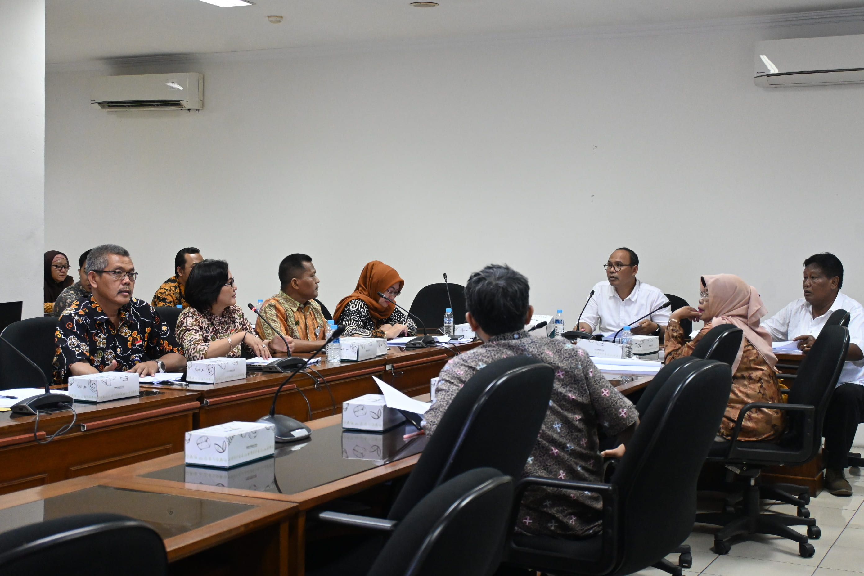 Rapat Pembahasan Rancangan Peraturan Daerah Pajak Daerah dan Retrubusi Daerah dengan tim eksekutif